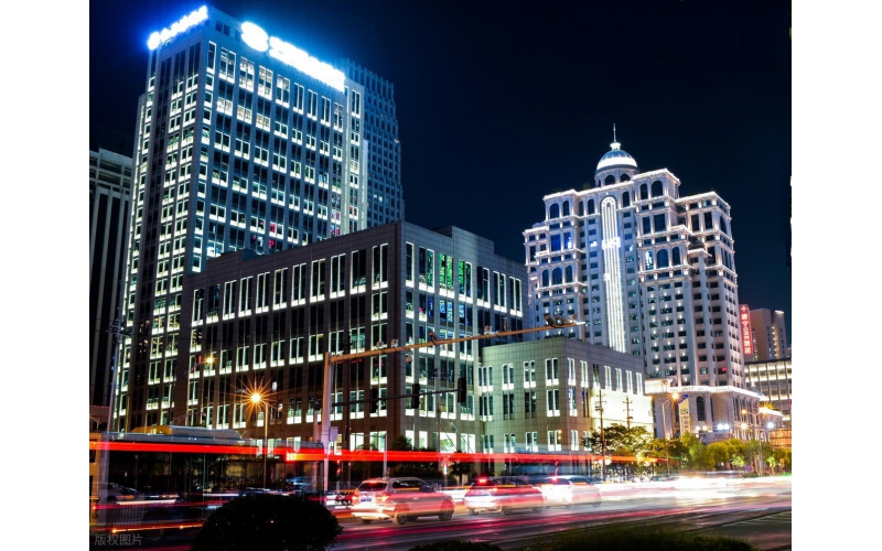 樓體為紙，光影為墨 —— 山東原實(shí)科技點(diǎn)亮齊魯建筑夜間新風(fēng)采