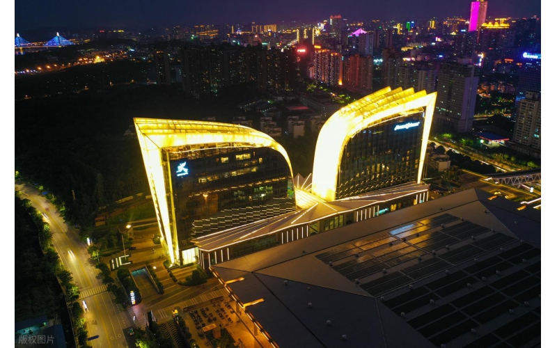 光影賦能繁華 點(diǎn)亮齊魯商核 —— 山東商業(yè)綜合體亮化工程的價(jià)值革新之路